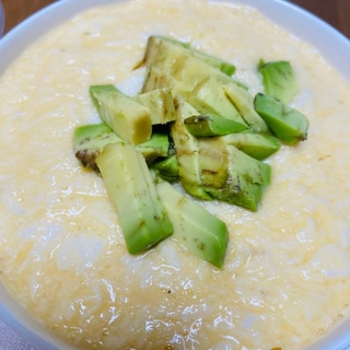 大和芋のアボカドと卵のとろろ丼